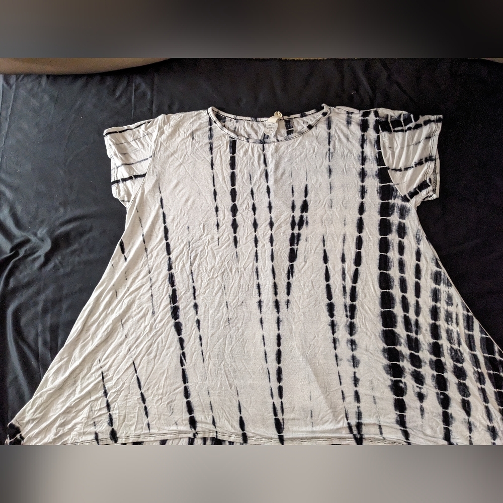 EUC Crepas size small black and white kimono shirt top open at front